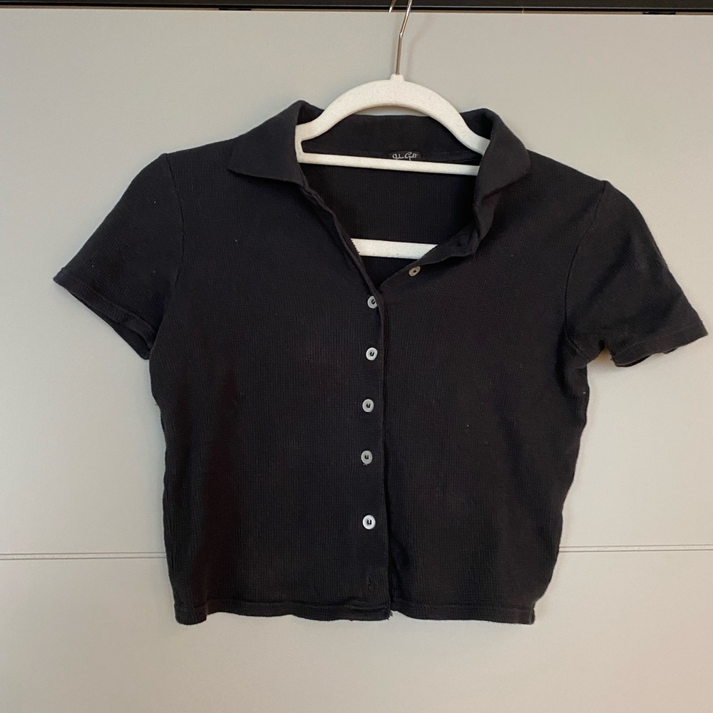 Cropped shirt with collar and button detail